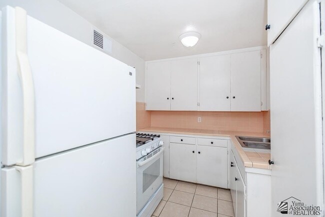 Building Photo - 276 S 17th Ave