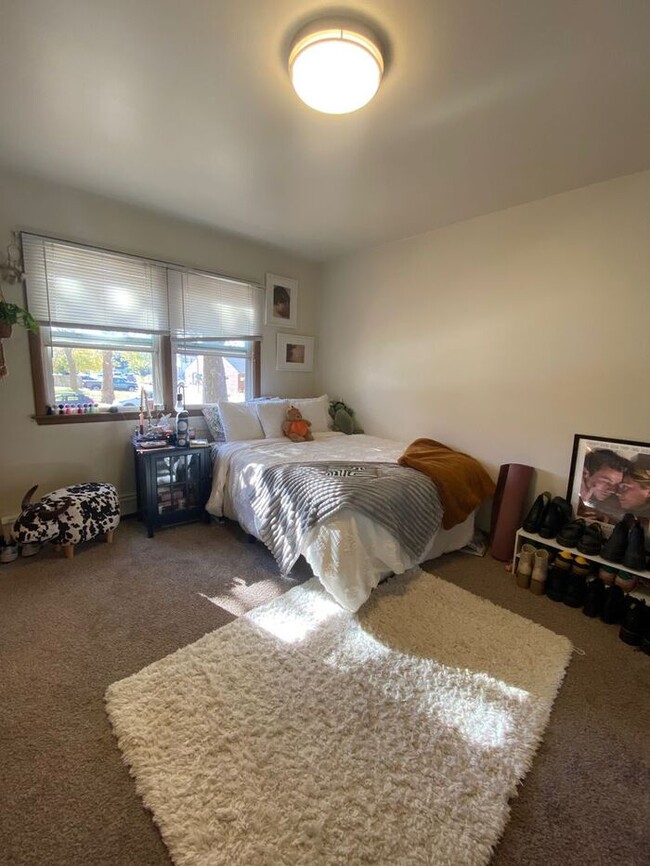 Building Photo - $1,250 | 2 Bedroom, 1 Bathroom Apartment |...