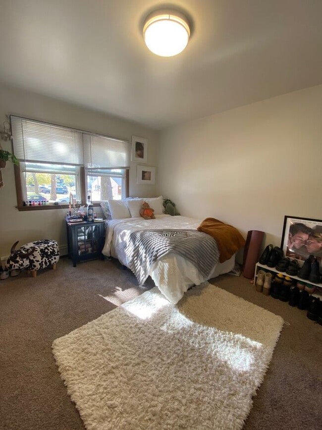 Building Photo - $1,300 | 2 Bedroom, 1 Bathroom Apartment |...