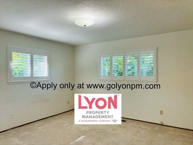 Building Photo - Spacious 2 bedroom, single level duplex in...