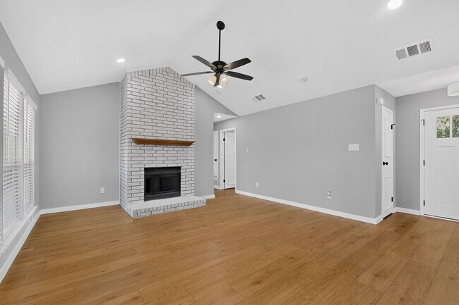 Building Photo - 215 Aspenway Dr
