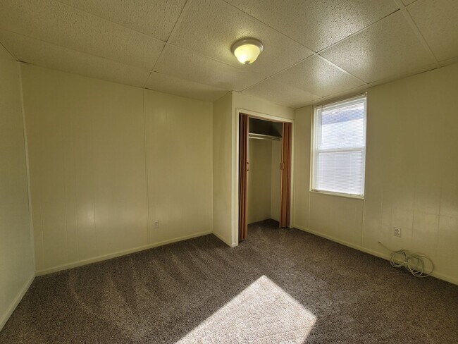 Building Photo - 2 Bedroom 1 Bathroom Right Side Duplex (Brookline)