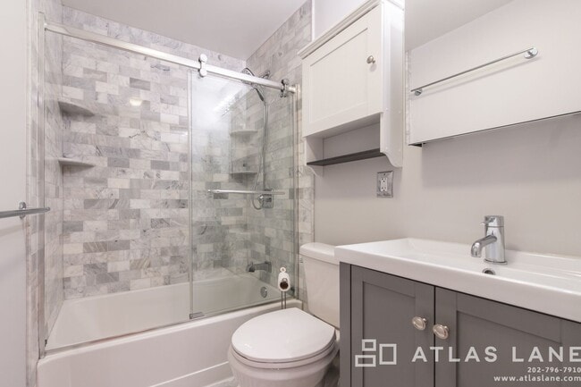 Building Photo - 1 Bed/1 Bath off 14th St NW!