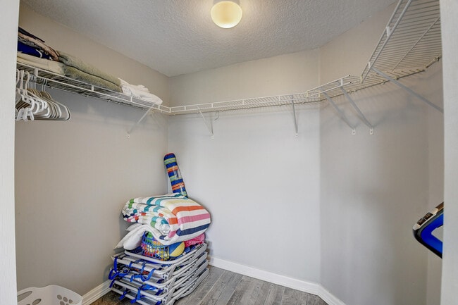 Building Photo - 1223 Villa Cir