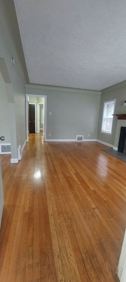 Building Photo - *Last Minute Fall Move in Special $1800 to...