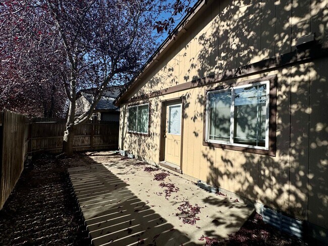 Building Photo - 516 NE Negus Loop