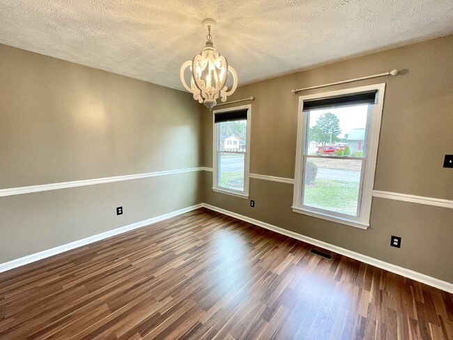Building Photo - 3 Bed, 2 Bath Nest in Hope Mills