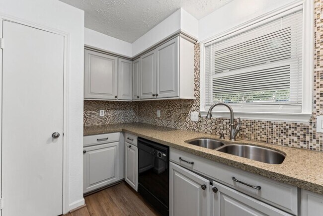 Building Photo - 2808 Pinewood Dr