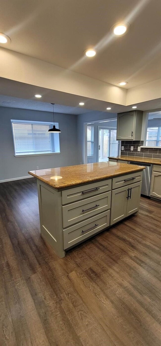 Building Photo - 9614 Charter Ridge Dr