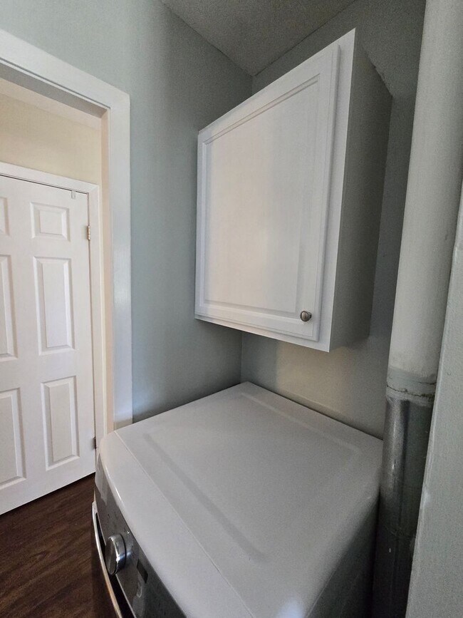 Building Photo - Newly remodeled 3 bed/1 bath home with a 1...