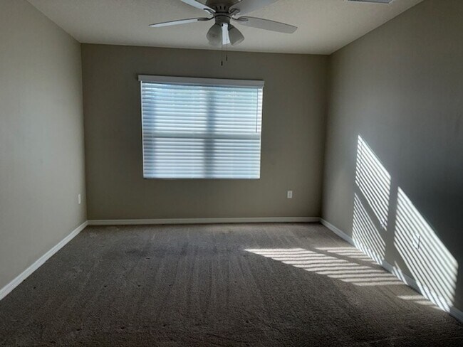 Building Photo - Grab this 4 bedroom home today!