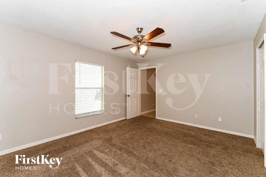 Building Photo - 2919 NW 4th Pl