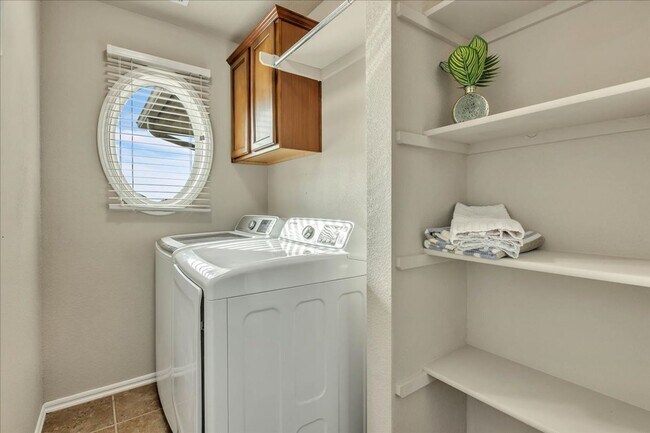 Building Photo - Lawn Care Included! 3 bed, 2 bath, 2 car