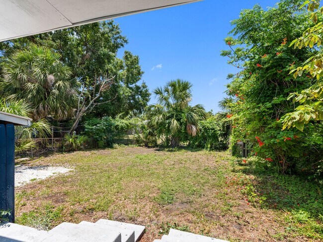 Building Photo - Affordable 3/1.5 West Tampa Home
