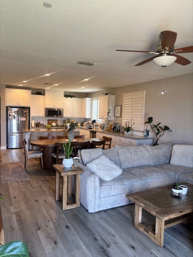 Building Photo - 636 Pinelli Dr