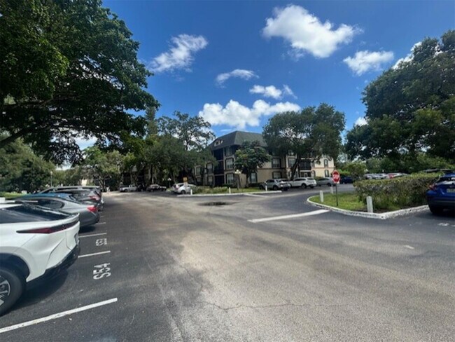 Building Photo - 3720 Inverrary Dr