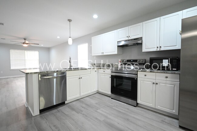 Building Photo - 3/2 in Pensacola!