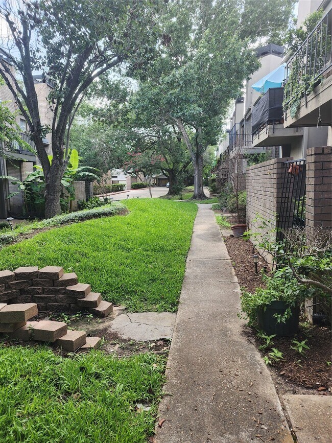 Building Photo - 10811 Richmond Ave.