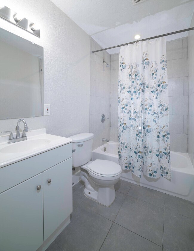 Building Photo - 1126 NE 16th Pl