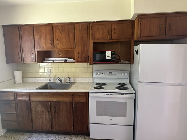 Building Photo - Cute 2 Bedroom, 1 Bathroom Single Family H...