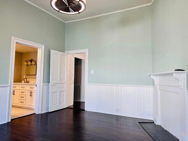 Building Photo - Charming home, gourmet kitchen, and large ...