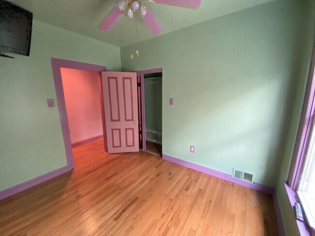 Building Photo - JUST REDUCED!  Bedroom 1.5 Bath Private Ho...