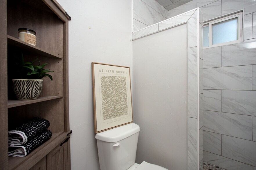 main bath - 1105 Main St