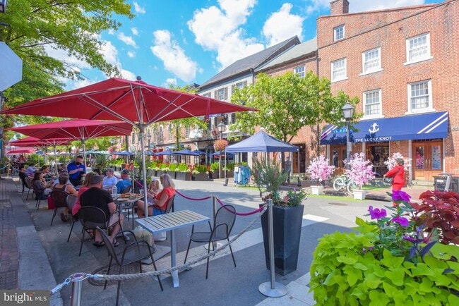 Building Photo - 700 Kahn Pl