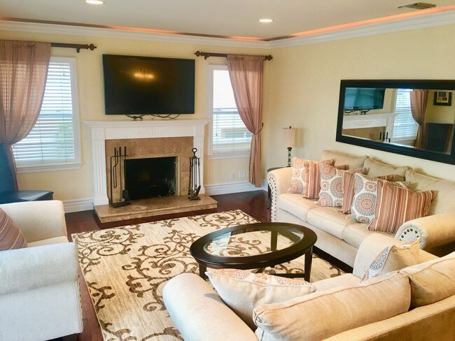 Building Photo - 700 N Irena Ave