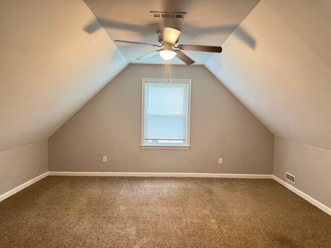 Building Photo - Exit 8! Rossview School. 4 Bed/2 Bath over 1700 Sq.ft!