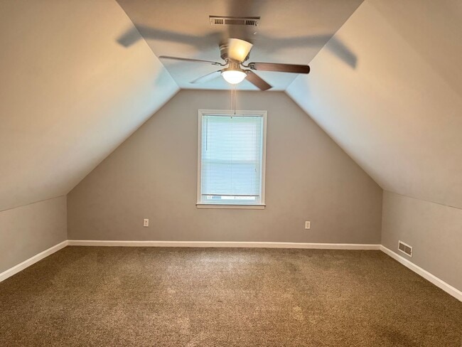 Building Photo - Exit 8! Rossview School. 4 Bed/2 Bath over...