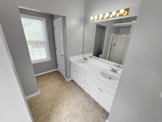 Building Photo - 1926 Leacroft Ct