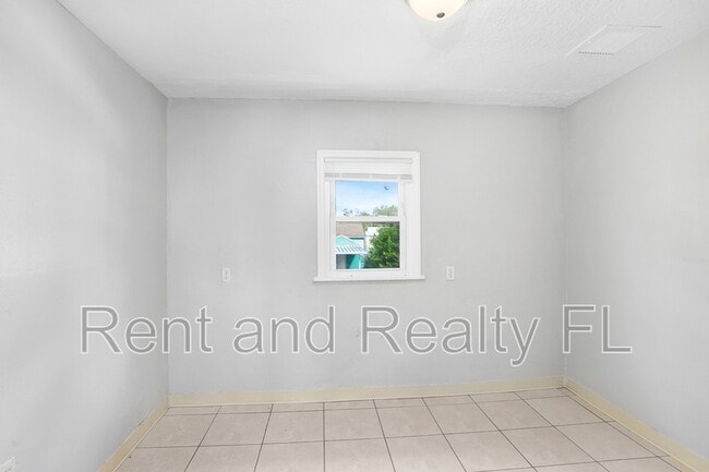 Building Photo - 827 Paris Ave S