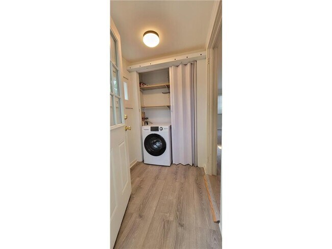 Building Photo - 2335 Hemlock Ln N