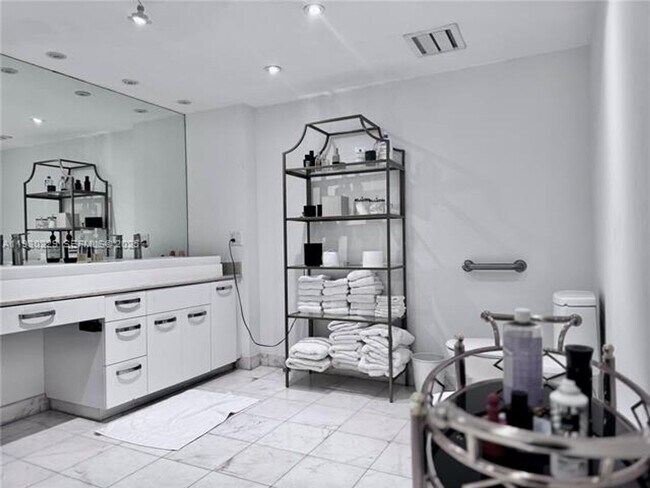 Building Photo - 8877 Collins Ave