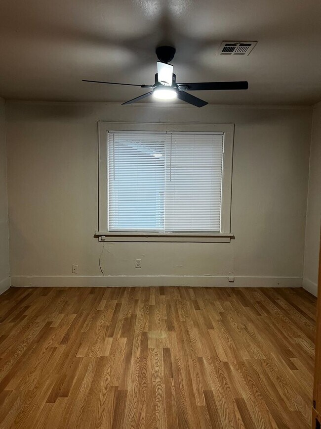 Building Photo - 1613 E Park Pl