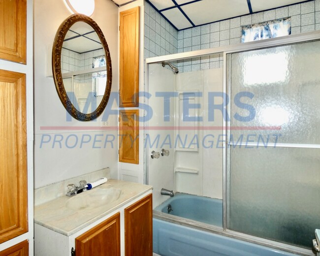 Building Photo - Spacious Rental | Convenient Central Location