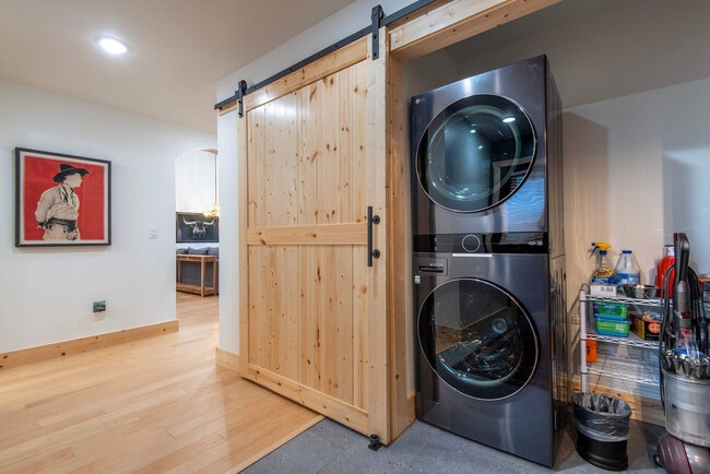 Building Photo - 4535 Roxanne St