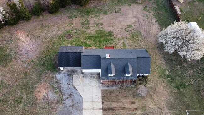 Building Photo - 211 Fall Creek Dr