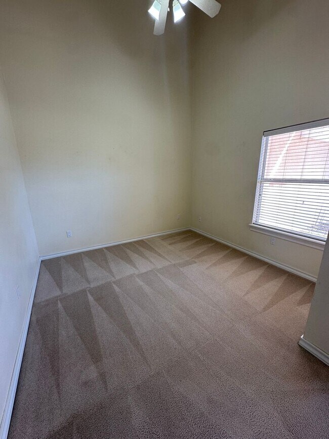 Building Photo - 2 Bed Home Plus Office Space! In Zia School District