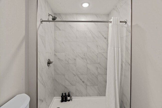 Building Photo - 916 N Delaware Ave