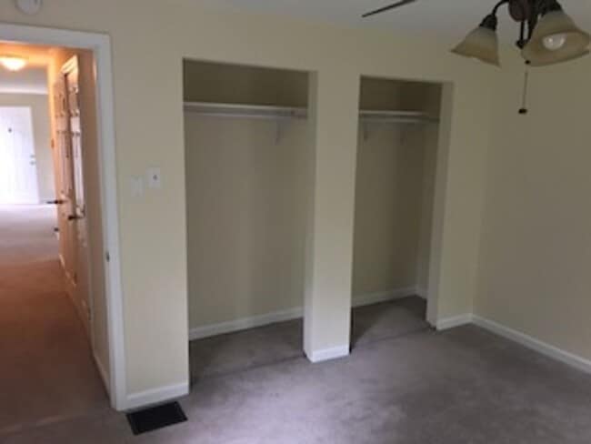 Building Photo - Roomy 1 Bedroom