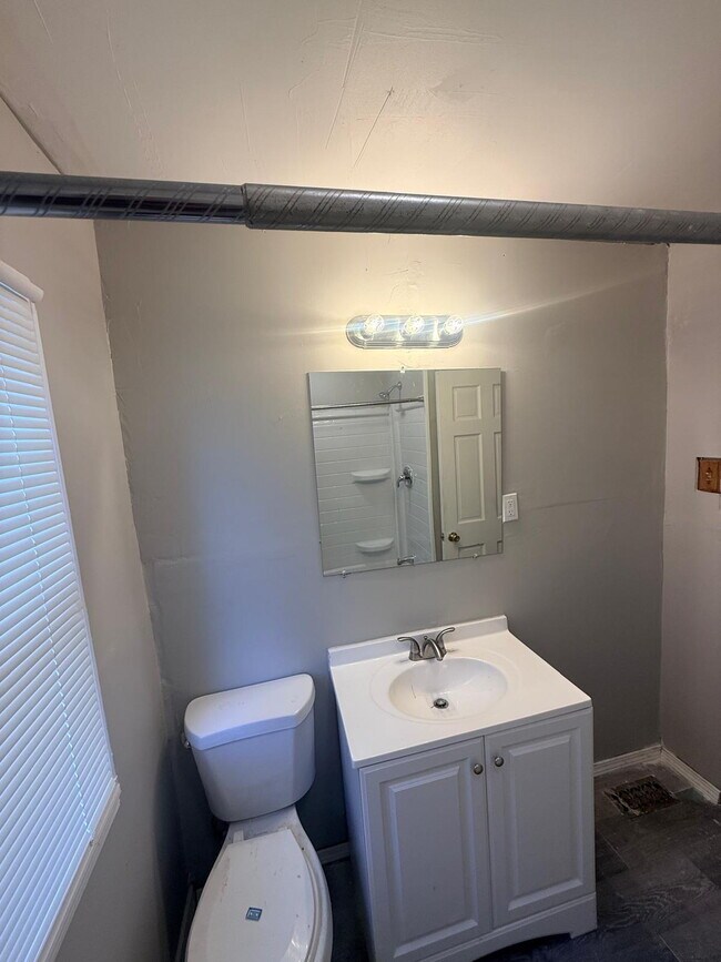 Building Photo - "Charming 3-Bed, 1 bath Retreat with Beautiful Floors on Laura Avenue!"