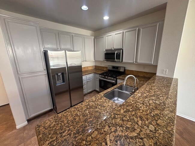 Building Photo - 3 Bedroom Towhome for Rent in Canyon Country!