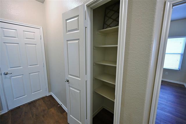 Building Photo - 916 Iona Dr