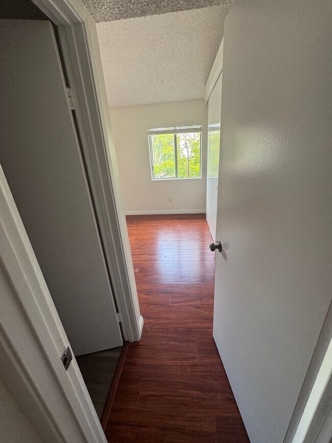 Building Photo - 4 bed townhouse central  Clairemont