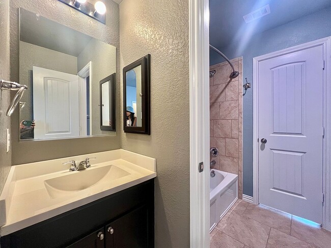 Building Photo - Gorgeous and spacious 4 bed 3.5 bath in Ka...