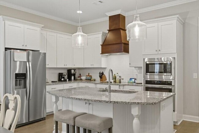 Building Photo - Exceptional Home in Donahue Ridge!