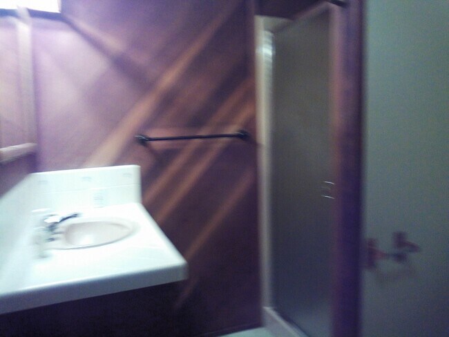 Building Photo - Large Shop Perfect for a home based business, plus 136 feet of waterfront.