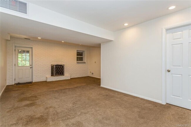 Building Photo - 2 Merion Dr